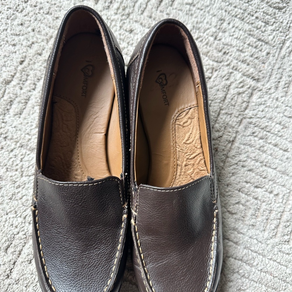 Classic Brown Leather Slip-On Loafers for Women - Picture 2 of 10